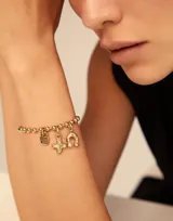 Charm en forma de herradura con acabado metálico brillante, diseñado para personalizar collares o pulseras.