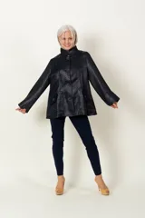 Chaqueta negra tornasolada con lurex, de corte recto, cuello mao, cierre con botones y bolsillos delanteros con detalle de botón.