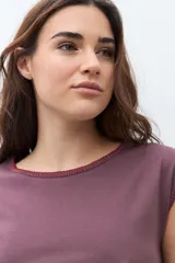 Remera sin mangas color ciruela, con cuello redondo y bordado en el borde del cuello y las sisas.