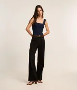 Blusa básica sin mangas marca Cortelle, confeccionada en poliamida, con escote cuadrado y tirantes medianos.