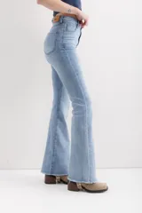 Pantalón de jean celeste de corte acampanado, tiro alto y ruedo desflecado.