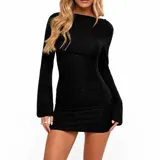 Vestido corto negro de manga larga con diseño ajustado y textura arrugada. Presenta cuello redondo y mangas acampanadas.