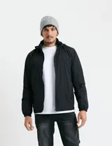 Campera negra con capucha, cierre frontal completo y bolsillos laterales con cierre. Diseño ligero con puños elásticos.