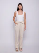 Pantalón verde claro de algodón, corte recto, con bolsillos delanteros y cinturón con hebilla metálica.