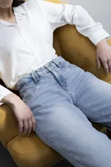 Jean wide leg marca DJEANS de tiro medio, con cierre y botón frontal, bolsillos inclinados delanteros y bolsillos traseros aplicados.