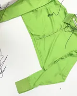 Camisa crop de seda brillante color verde neón, con cuello clásico, cierre frontal de botones y mangas largas con puños.