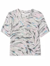 Remera de manga corta con cuello redondo, diseño estampado con patrón abstracto de líneas estilo animal print en tonos grises, rosados y azules.