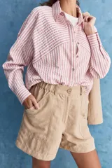 Short de tiro alto color marrón, con silueta relajada, bolsillos delanteros aplicados de gran tamaño, bolsillos traseros y cintura con presillas.
