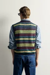 Chaleco regular fit de punto tejido en hilatura de lino, con diseño de patrones geométricos multicolor en tonos azul, verde, amarillo y rojo. Presenta cuello en V, manga sisa y acabados en rib. Colección especial Aaron Levine x Zara.