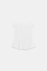 Top blanco de piqué con cuello redondo y mangas cortas, de corte entallado en la cintura y bajo redondeado con acabado en peplum.