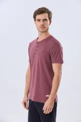 Remera básica de manga corta y cuello redondo, color bordó, con cartera de botones en el pecho y pequeño bordado al tono.