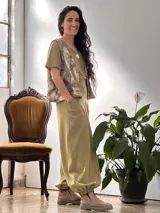 Conjunto compuesto por una remera de cuello redondo y un pantalón tipo balloon de tiro alto con puños elásticos en los tobillos y bolsillos laterales. Ambas prendas están confeccionadas en rib de algodón color verde oliva.