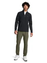 Buzo de entrenamiento Under Armour con cierre frontal parcial, cuello alto y bolsillos laterales con cremallera. Presenta un diseño híbrido con tejido elástico resistente al agua en la parte frontal y tejido de punto transpirable en mangas y espalda.