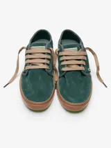 Zapatillas Satorisan modelo Heisei Suede, de color verde oscuro, confeccionadas en gamuza, con suela de goma marrón y cordones en tono tostado.