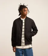 Campera bomber negra para hombre, confeccionada en poliéster con cierre frontal de cremallera, cuello, puños y dobladillo elásticos acanalados, y bolsillos laterales.