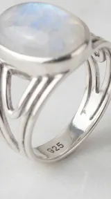 Anillo de plata 925 con diseño de banda ancha compuesta por múltiples hilos paralelos y una piedra de la luna natural en corte ovalado engastada en el centro.