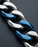 Cadena de acero quirúrgico estilo es eslabón cubano, con inserciones de color azul intercaladas.