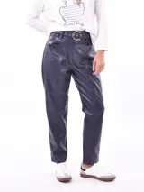 Pantalón de cuero sintético color bordeaux, de corte recto, tiro alto y con cinturón con hebilla dorada.