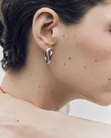 Aros Pdpaola modelo Brise Silver, de plata con diseño retorcido y acabado brillante.