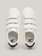 Zapatillas blancas de cuero con puntera redonda, suela cupsole y cierre con tres tiras de velcro.