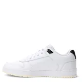 Championes urbanos Puma modelo RBD Game Low, color blanco con detalles en negro. Presentan un diseño inspirado en el básquetbol con perforaciones en la puntera, cierre de cordones y suela de goma con efecto envejecido.