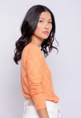 Cardigan verde agua de tejido de punto con tramado en forma de zigzag y botones nacarados. Es de manga larga y cuello a la base.