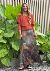 Pollera larga de tiro alto con estampado abstracto en tonos grises y marrones.