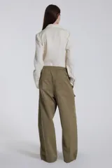 Pantalón de vestir azul marino, de corte amplio, con cintura elástica ajustable con cordón y bolsillos laterales.