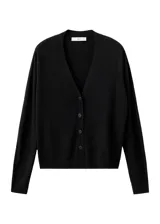 Cardigan de punto fino color negro, con cuello en V, manga larga y cierre frontal de botones.