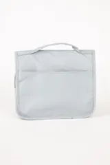 Neceser gris claro con asa superior y cierre de cremallera. Estampado frontal con íconos de productos de higiene personal.