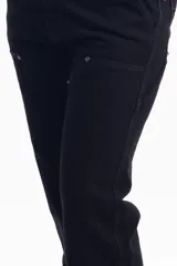 Pantalón de jean azul oscuro de corte recto, con refuerzos en las rodillas y bolsillos laterales. Diseño de estilo cargo con frente reforzado.