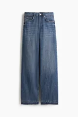 Pantalón de jean azul de tiro alto, corte ancho y largo hasta el tobillo. Confeccionado en denim de algodón rígido con cinco bolsillos, cierre frontal con cremallera y botón. 