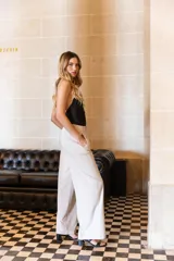 Pantalón blanco de sarga sastrera, de pierna recta y ancha, con bolsillos laterales en la parte delantera y pinza de ajuste en la espalda.