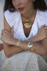 Brazalete rígido plateado con textura irregular.