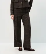 Pantalón de corte recto con estampado a cuadros, confeccionado en mezcla de fibras. Presenta cintura con presillas, bolsillos laterales y traseros, y aletas decorativas en el frente.