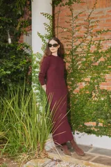 Sweater de tejido de punto en color bordó, con cuello redondo y mangas largas. Presenta un diseño de corte recto y textura acanalada.