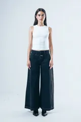 Pantalón de jean estilo wide leg, de tiro alto y corte holgado desde la cadera hasta el ruedo, con diseño de cinco bolsillos y cierre frontal.