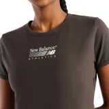 Remera de manga corta New Balance, color negro, de corte ajustado y cuello redondo, con el logo y la inscripción "New Balance Athletics" estampados en el centro del pecho.