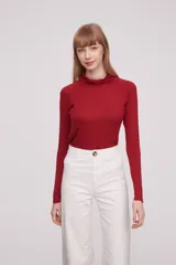 Polera de viscosa color rojo, de corte ajustado al cuerpo, con cuello alto y mangas largas.