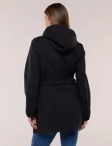 Campera liviana negra de silueta semilarga, con capucha fija, cuello alto, cierre frontal y cordón ajustable en la cintura.