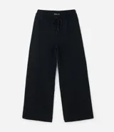 Pantalón de corte wide leg confeccionado en algodón con felpa, color marrón topo. Presenta cintura elástica con cordón ajustable y costuras verticales decorativas en el frente.