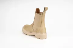 Bota tipo Chelsea de cuero negro con caña media, paneles laterales elásticos y suela track dentada.