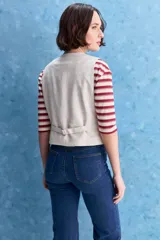 Jean de tiro alto con corte recto, confeccionado en denim con spandex. Presenta un lavado gris oscuro con efecto desgastado, cierre frontal con botón y bolsillos laterales y traseros.