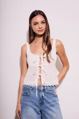 Blusa blanca de algodón con escote cuadrado, breteles anchos con detalle de puntilla y lazos ajustables en el frente.