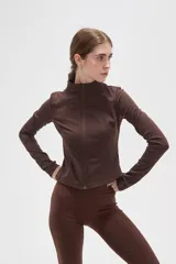Campera deportiva de cuello alto y manga larga, con cierre frontal completo y diseño entallado al cuerpo.
