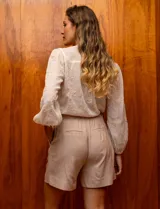 Short color beige de lino con corte clásico.