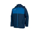 Campera Joma Anorak Andes azul marino y azul eléctrico con capucha, cierre frontal con cremallera y bolsillos laterales.