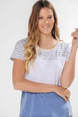 Remera de manga corta con cuello redondo y bolsillo frontal. Presenta un diseño de bloques de color y rayas horizontales: la parte superior (hombros y mangas) tiene rayas finas amarillas, grises y celestes; la parte media es blanca jaspeada con un bolsillo; y la parte inferior es gris jaspeada.