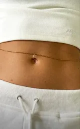 Aro dorado para piercing, con cierre a presión.