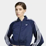 Campera deportiva Adidas de satén color azul marino, con cierre frontal y cuello tipo bomber. Presenta las icónicas tres tiras blancas en las mangas y el logo del trifolio bordado en el pecho.